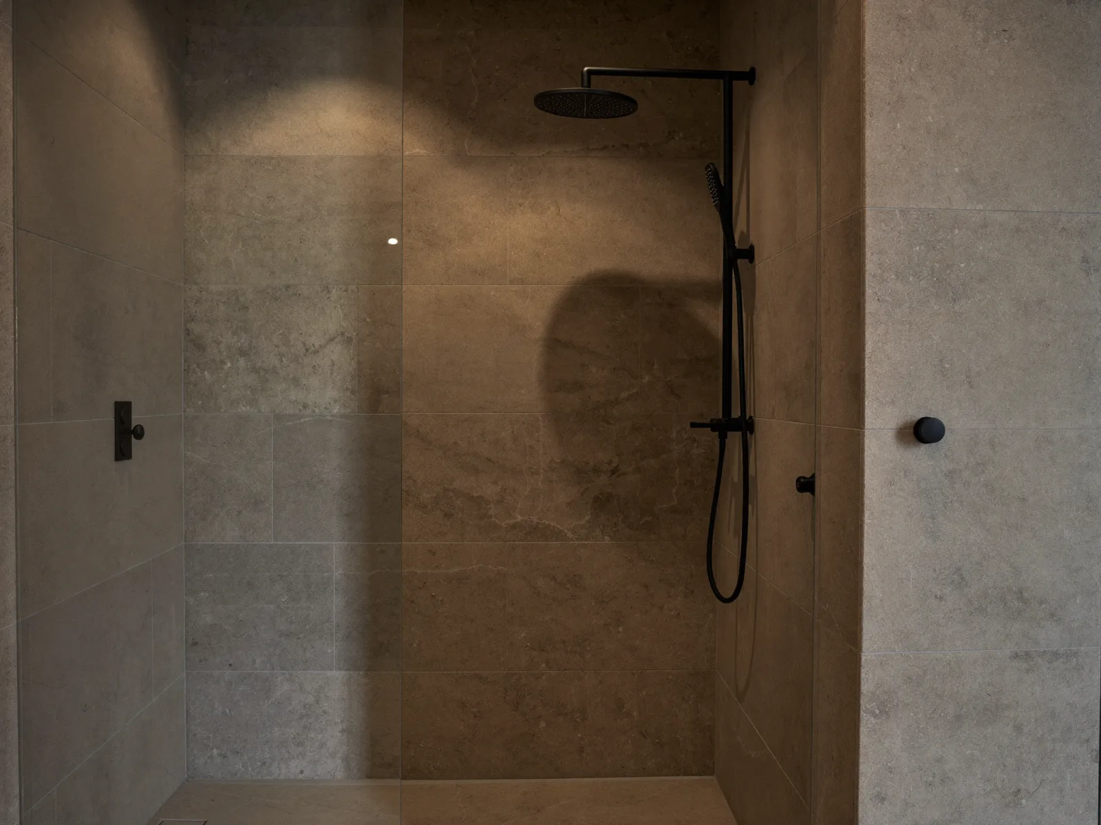Walk-in-Dusche mit XXL-Fliesen